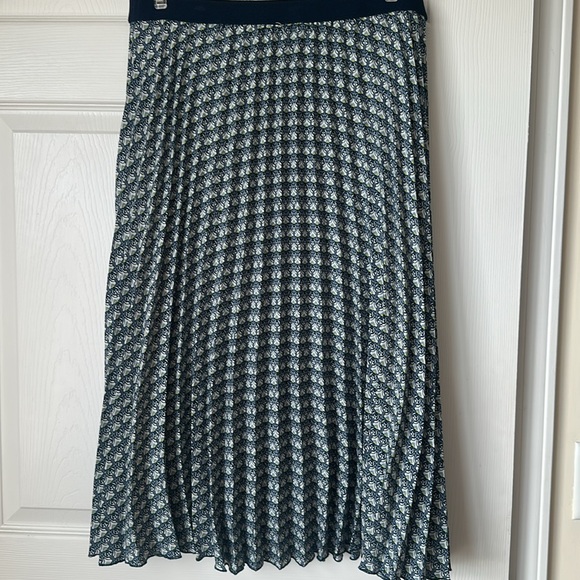 Max Studio flattering Blue and White Pleated Skirt - Picture 3 of 5